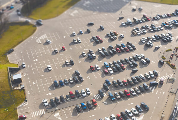 Os usuários do aeroporto utilizam o estacionamento
