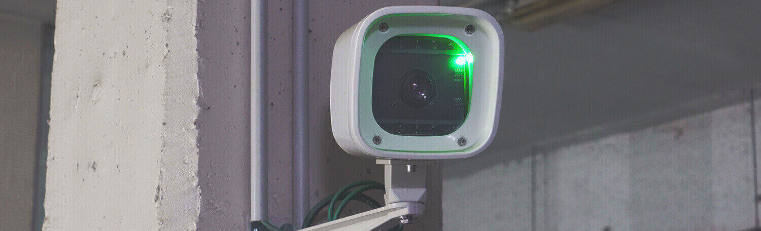 Câmera SmartLPR da Quercus Technologies montada na parede